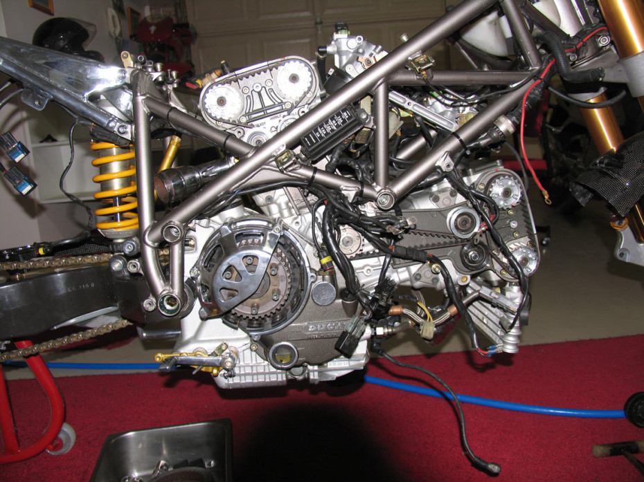 Inside Ducati engine 916